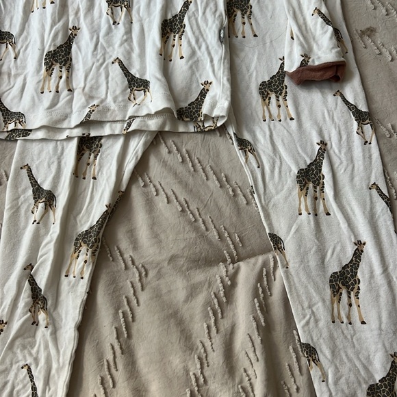 Kyte BABY Giraffe Print Pajama Set - Cream and Brown - Picture 3 of 4